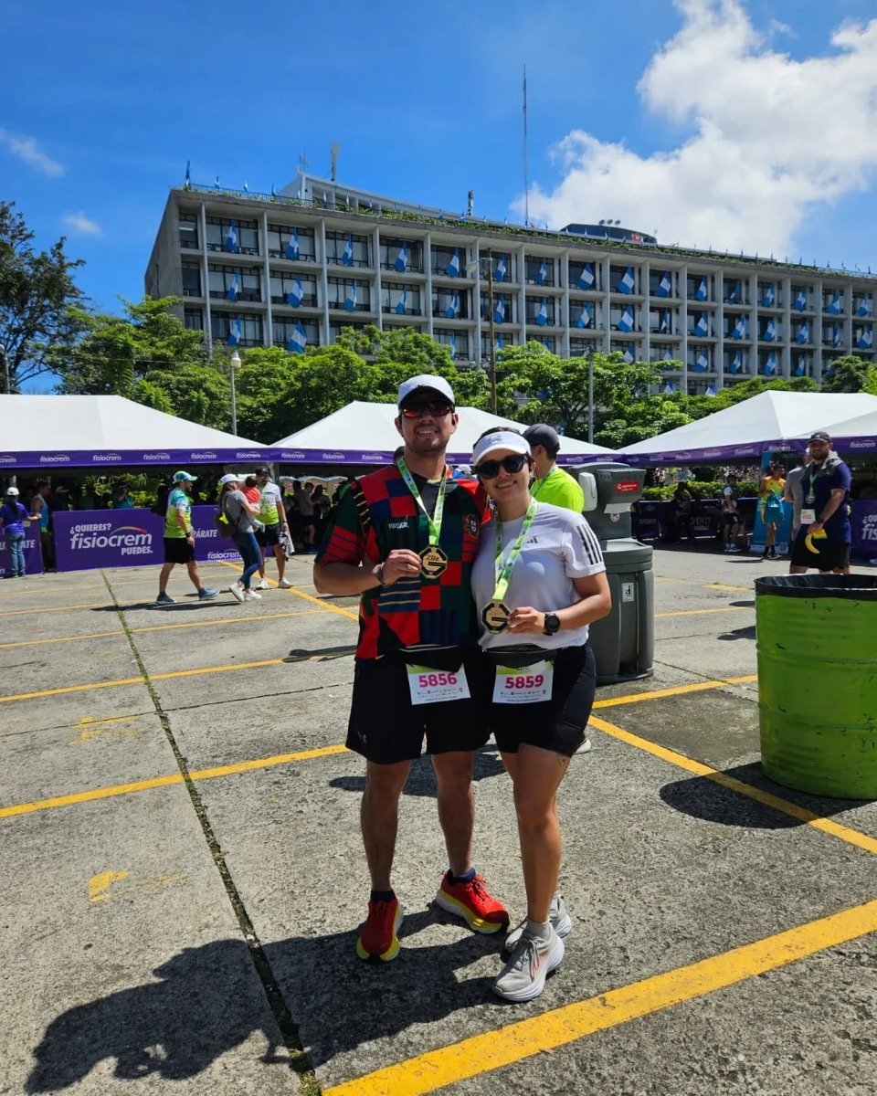 Manuel Cetino con su medalla en la media maratón de Ciudad de Guatemala 2024