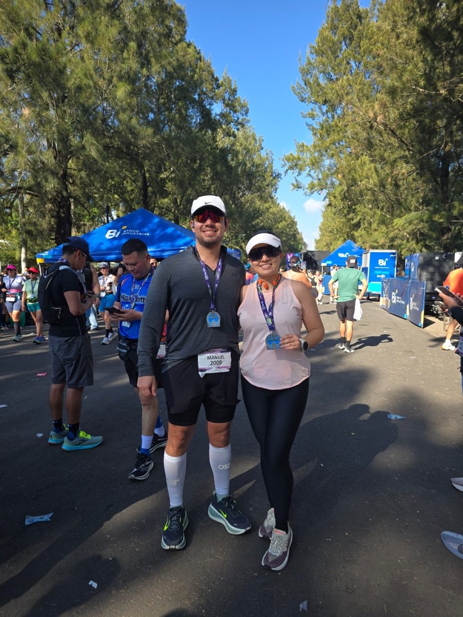 Manuel Cetino con su medalla de la media maratón Max Tott