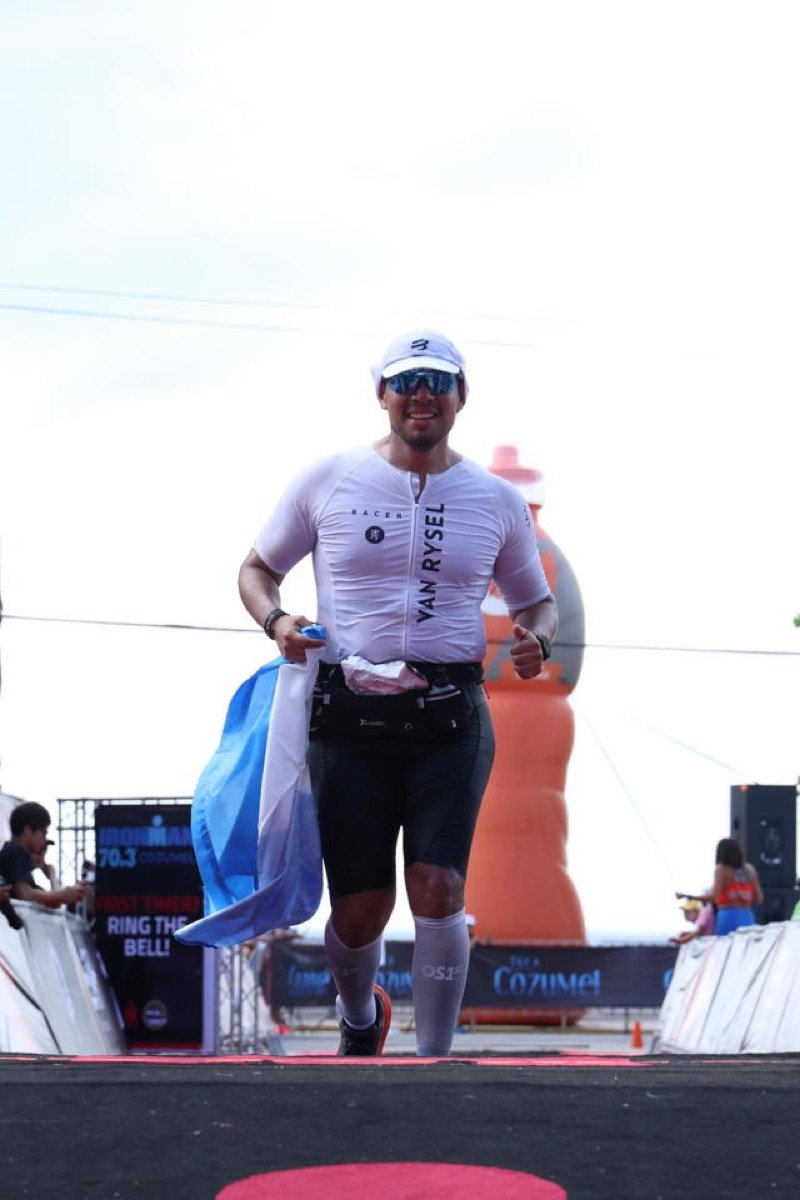 Manuel en la recta final del IRONMAN 70.3 Cozumel