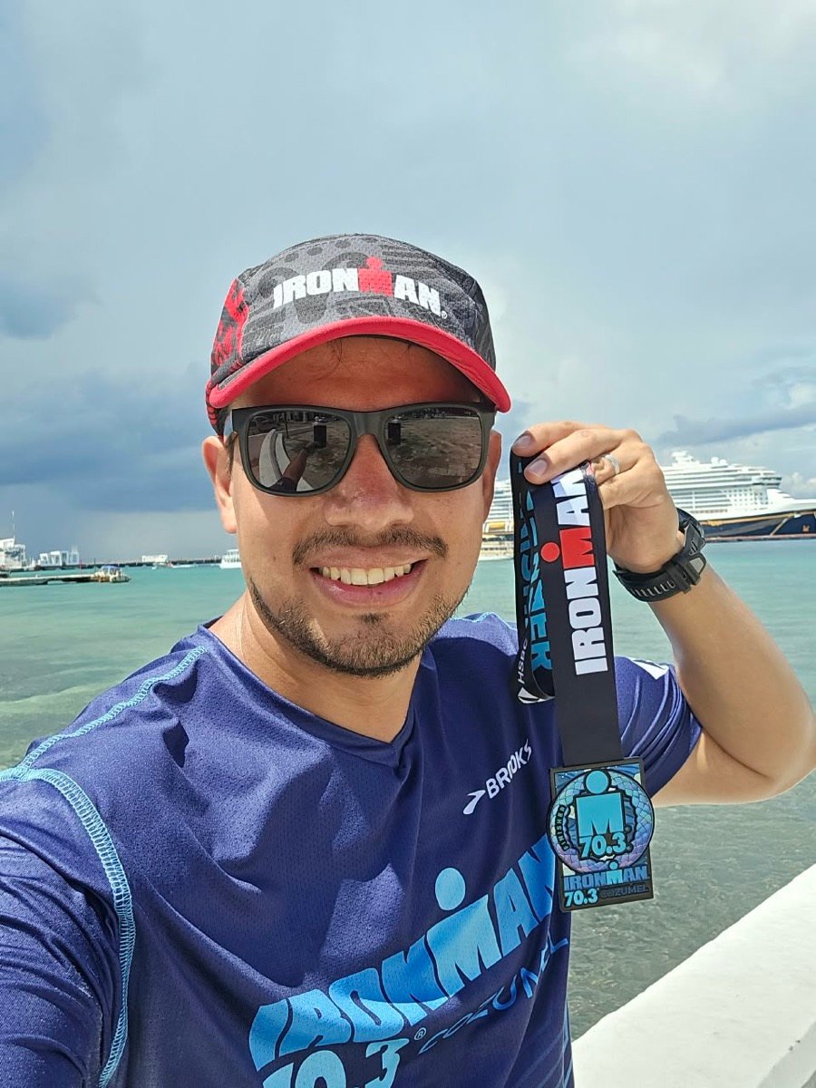 Manuel Cetino con la medalla del IRONMAN 70.3 Cozumel 2025