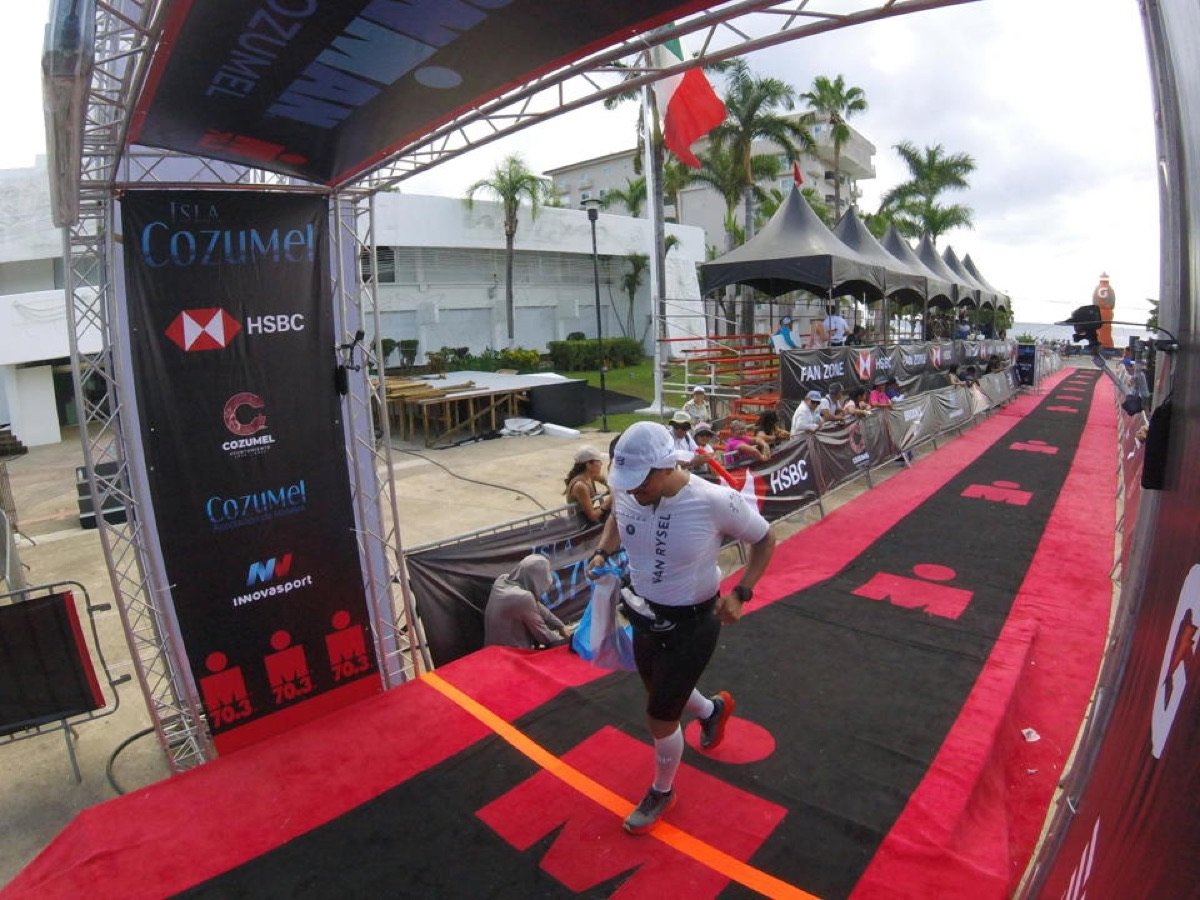 Manuel entrando a la meta del IRONMAN 70.3 Cozumel