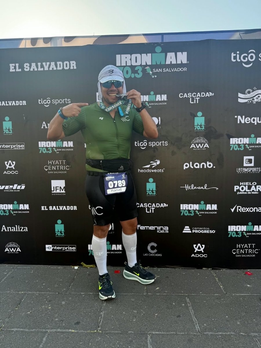 Manuel Cetino con la medalla de finisher del IRONMAN 70.3 San Salvador 2026