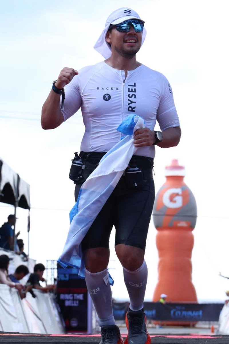 Manuel Cetino llegando a la meta del IRONMAN 70.3 Cozumel