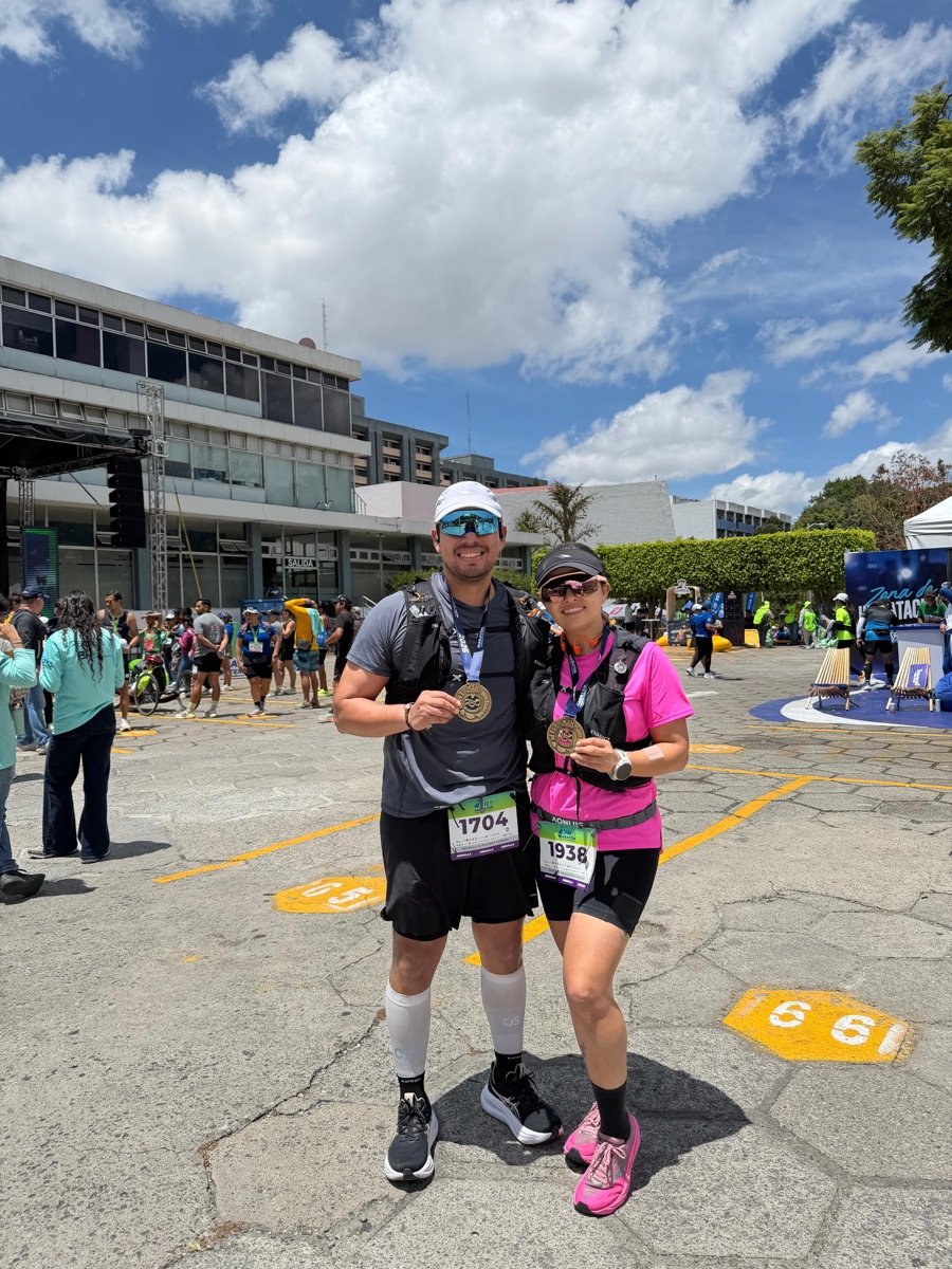 Manuel Cetino con su medalla de maratón