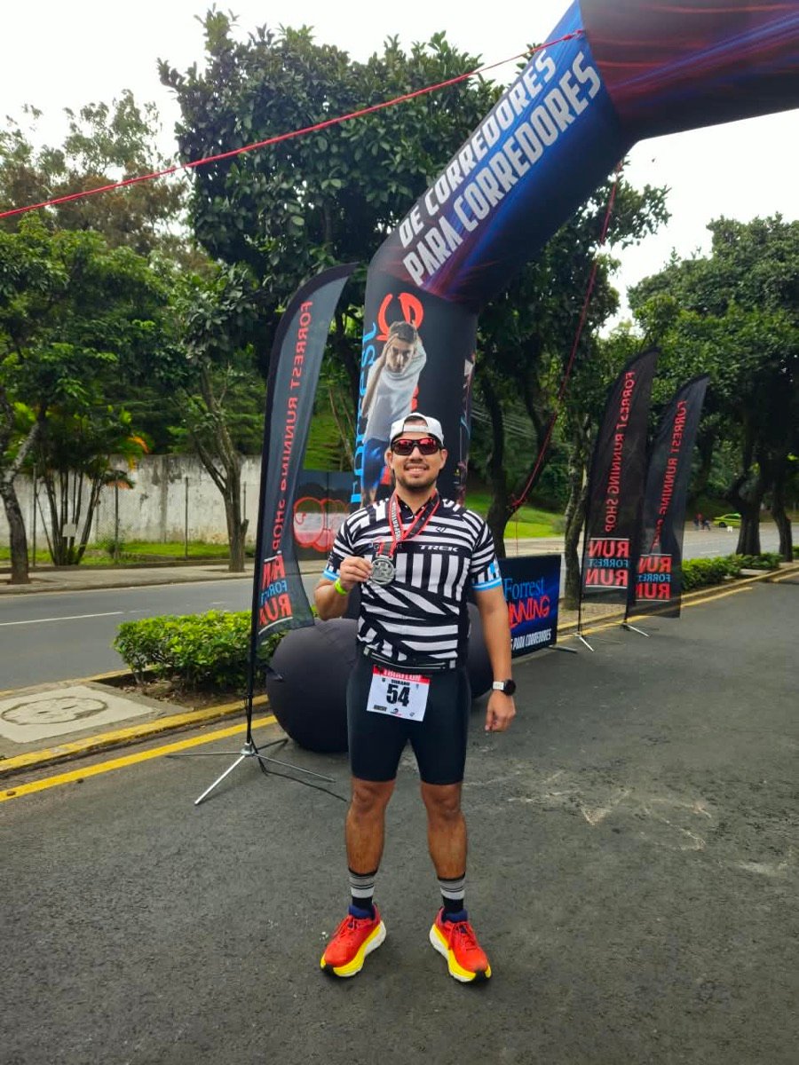Manuel Cetino con su medalla del triatlón sprint de Ciudad de Guatemala 2024
